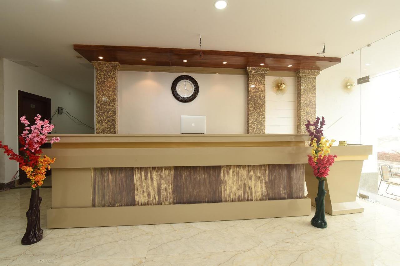 Capital O 13310 Noida Suites Exterior foto